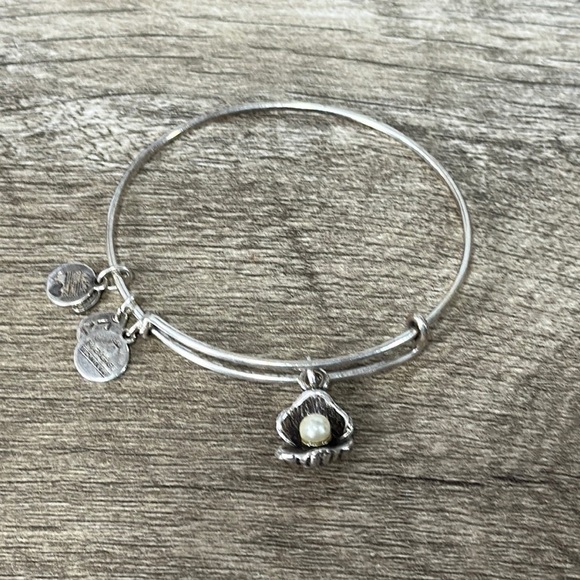 Alex and Ani oyster with pearl bracelet - Picture 1 of 3